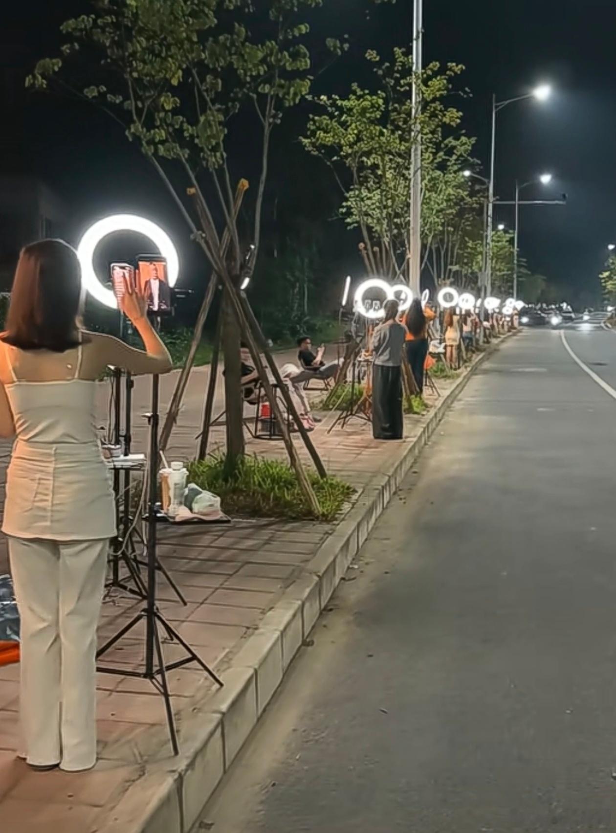 看来搞直播也喜欢扎堆啊！路边大家一起玩，是不是就显得不那么尴尬了？ ​​​
