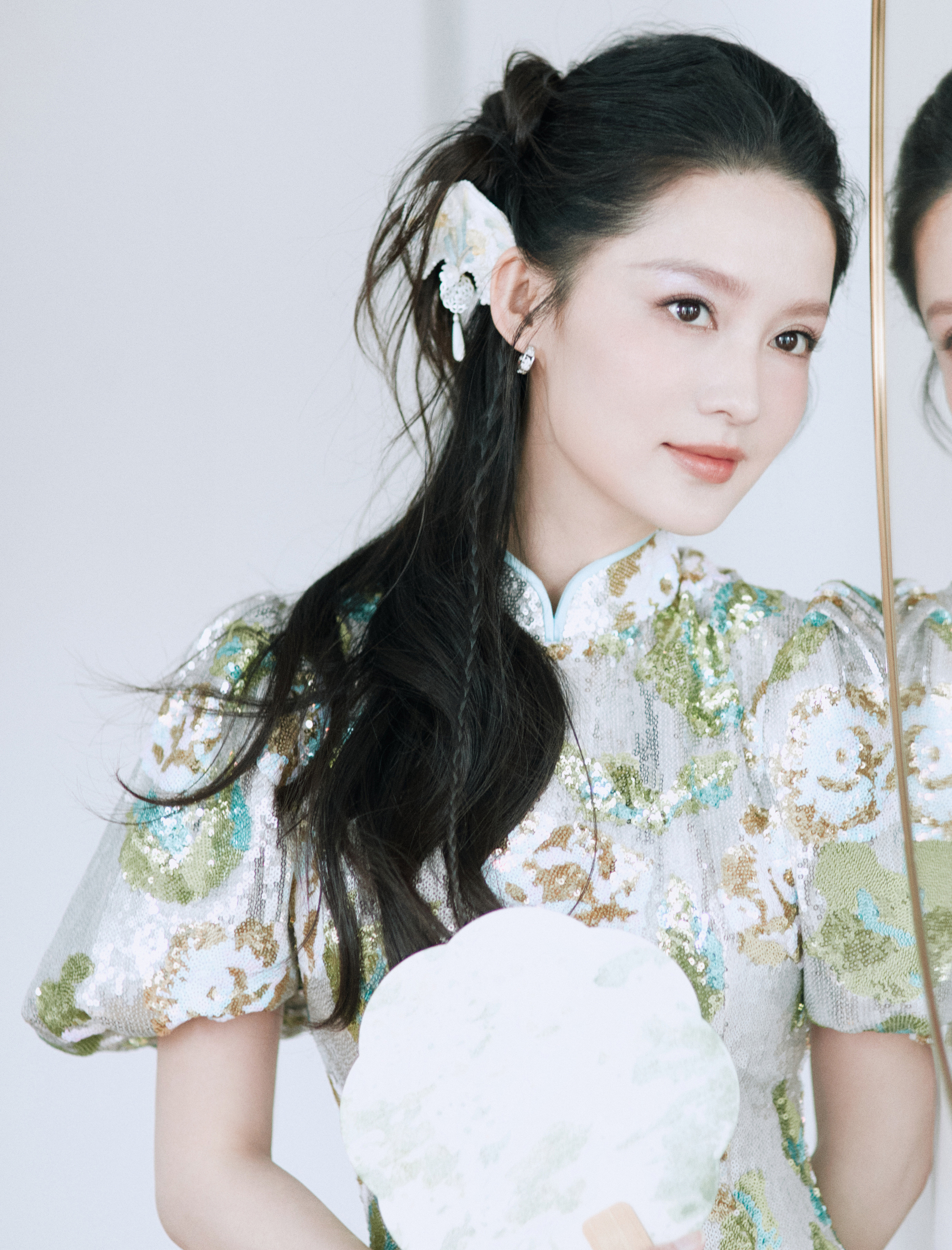 优雅女神 李沁，印花裙舞动春风🌸白色背景前，一杯清茶在手，恬静而温暖🍵高跟鞋