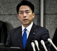 最近日本政坛可真是热闹非凡，防卫大臣小泉进次郎算是彻底站在了风口浪尖上，要求他辞