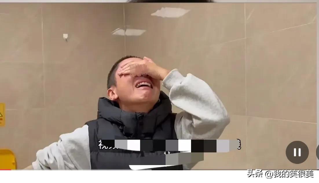秋天妈妈又要哭晕在厕所了，深夜发了长文哭诉近几年被网暴，是自媒体让她和孩子过上了
