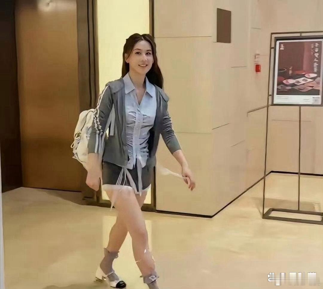 离婚后的黄圣依状态绝佳，少女感越来越强，这身穿搭清爽减龄，说是中学生都毫不违和！