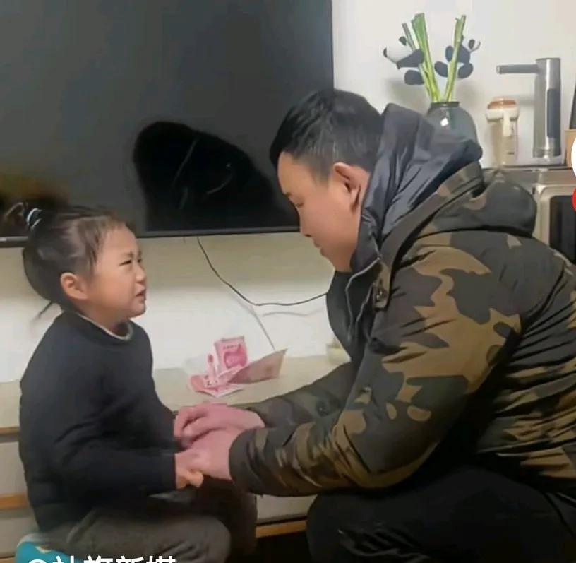 女儿看到磕头就有红包，想让爸爸给他磕一个，
妈妈说，她想给爸爸红包儿，她没有大人