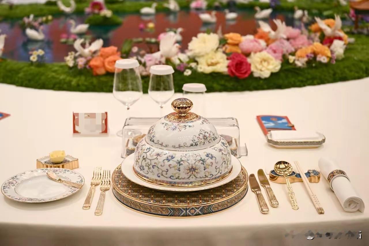 特朗普参加中方欢迎晚宴的专属餐具，
餐具的颜色都是金色系列，摆放整齐。

还配备