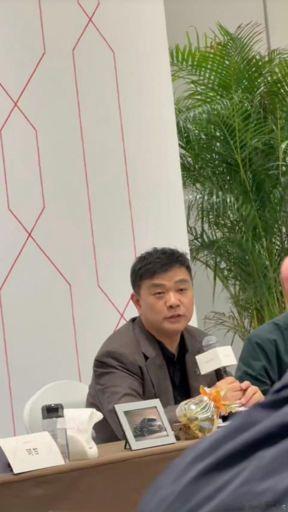 极氪高管称绝不背刺老用户极氪明显上道了。提前两个月官宣产品更新，X8定价一步到位