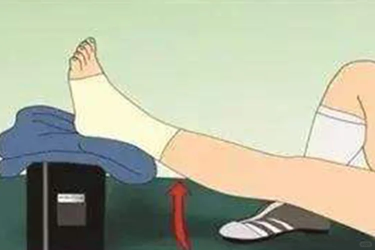脚崴了正确的垫高图片