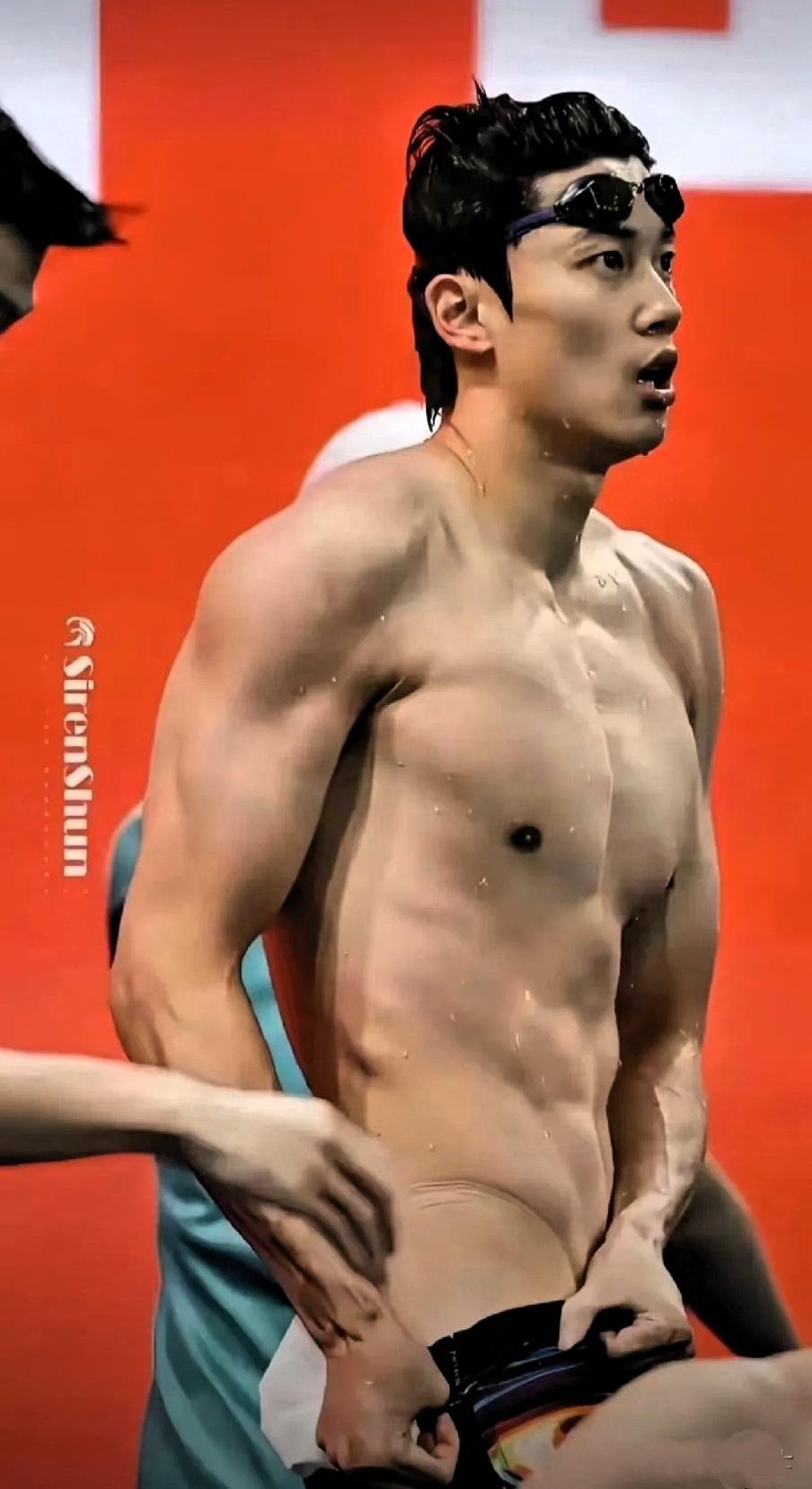 刷到汪顺央视直播调整泳裤的画面，我反复确认了三遍：这真是正经体育赛事，不是什么付