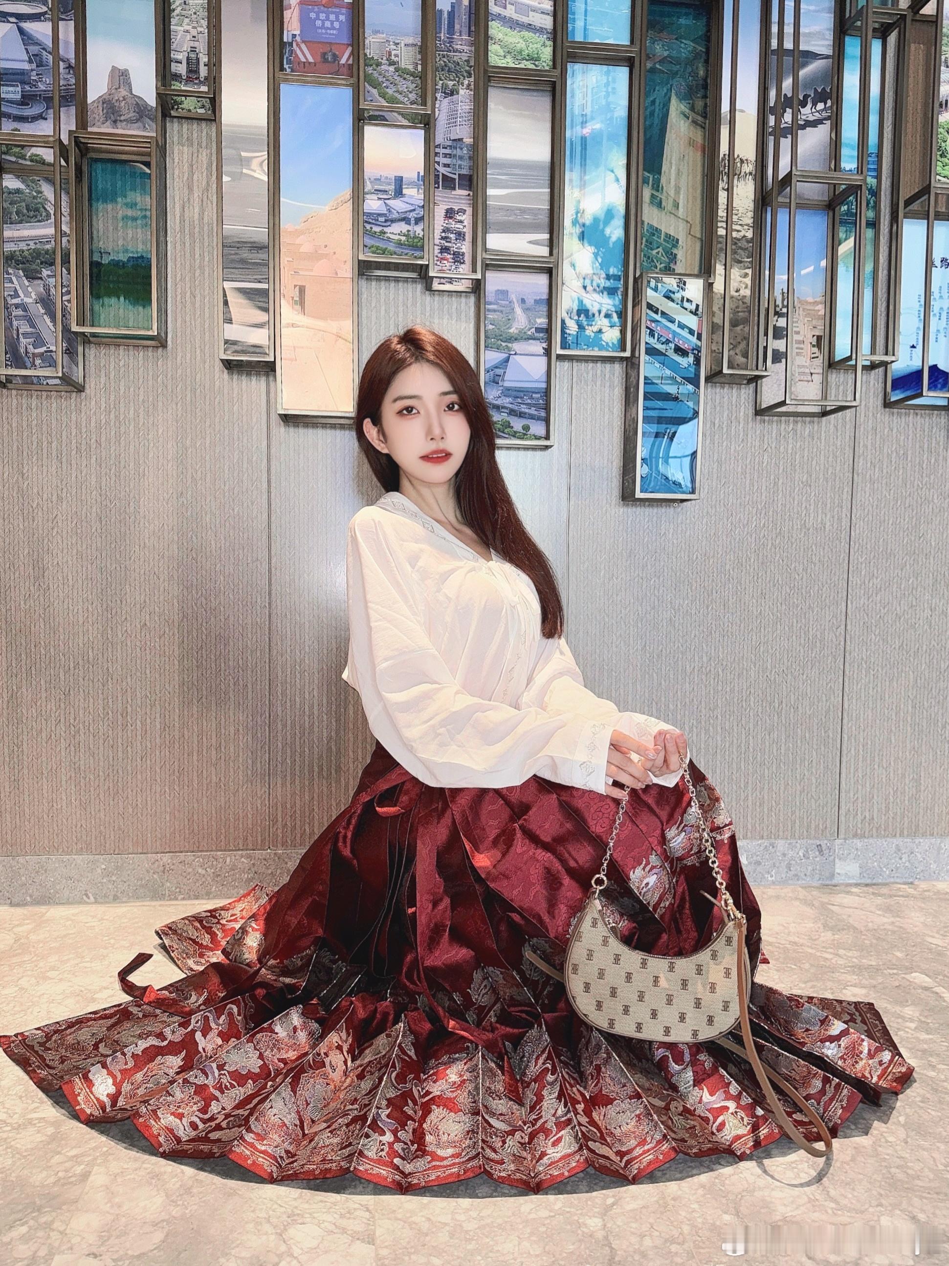 红色马面裙有种逃不过的宿命感 ​​​