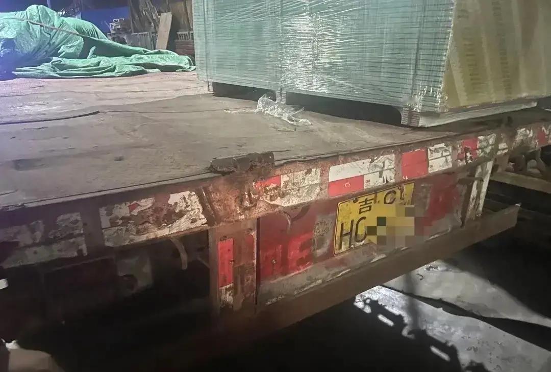 最近在咱们这儿的物流园区里出了件新鲜事儿！有人竟然把两辆大货车的挂车号牌给搞混了