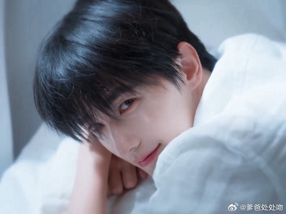 杨洋何时回归现代剧 看多了精彩古装，还是格外想念他的现代扮相，气质出众，坐等新剧
