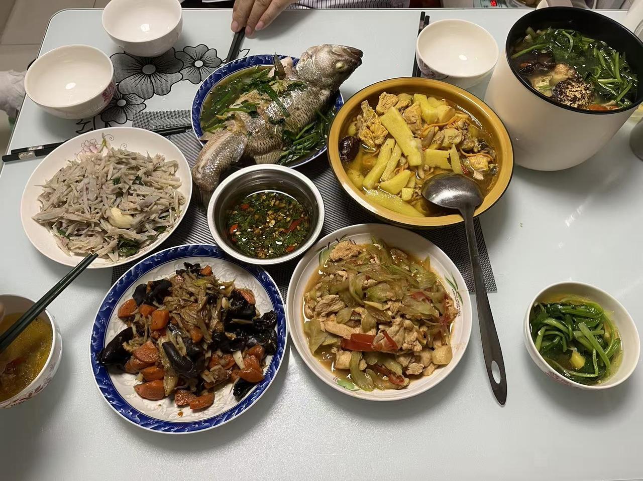 往年这时候，早该踩着老家的冻土路，听着鞭炮声贴春联了。今年因为脚伤，第一次体验留