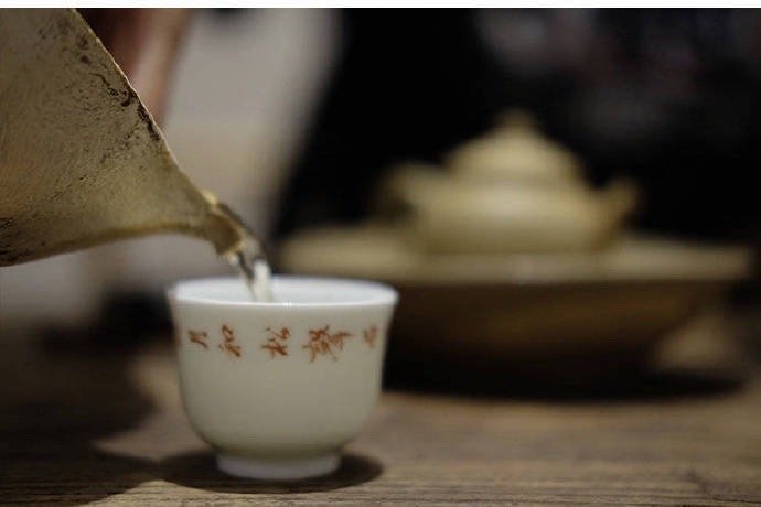 半杯水之所以叫你不舒服， 因为你弄不清，它是无力斟满，还是剩下的。—— 冯骥才《
