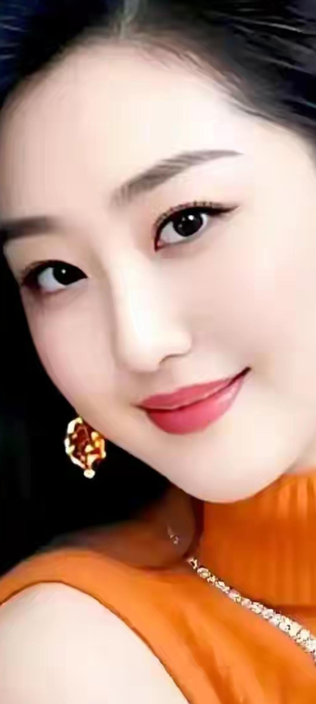 甜美笑容，闪耀耳环，优雅气质，魅力无限！💖✨