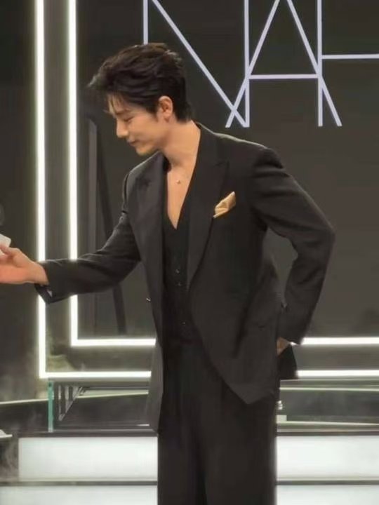 夯爆了肖战肖战顶级侧颜名品身材巨星气场 夯爆了肖战，顶级侧颜、名品身材、巨星气场