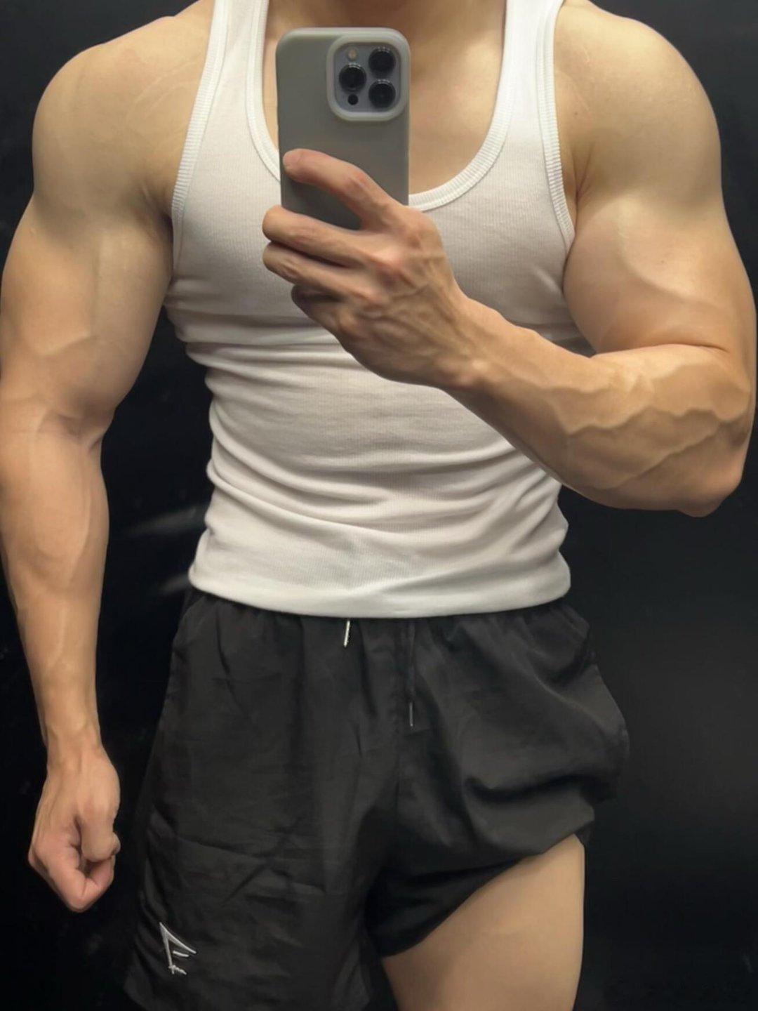 强壮肌肉男安全感满满的体育生