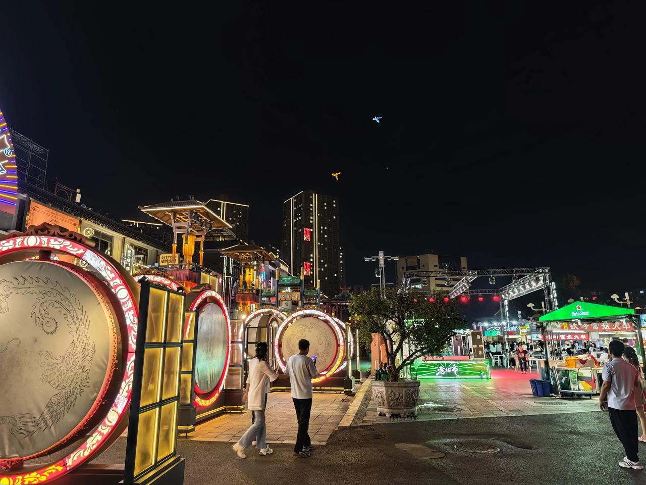 中秋节跑了一趟沈阳，高铁坐了3个小时，到站第一件事就直奔老北市夜市。夜景是真不错