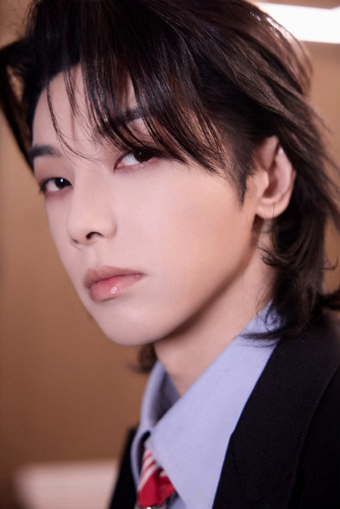 华晨宇数专总销售额破2亿国内五大金榜连冠到国际舞台崭露头角，华晨宇用“火星音乐”