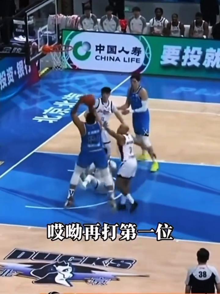 已经跳起了舞蹈，斯佩尔曼接球对运拉回三分，难度太高了，三分命中。第四节时间过半，