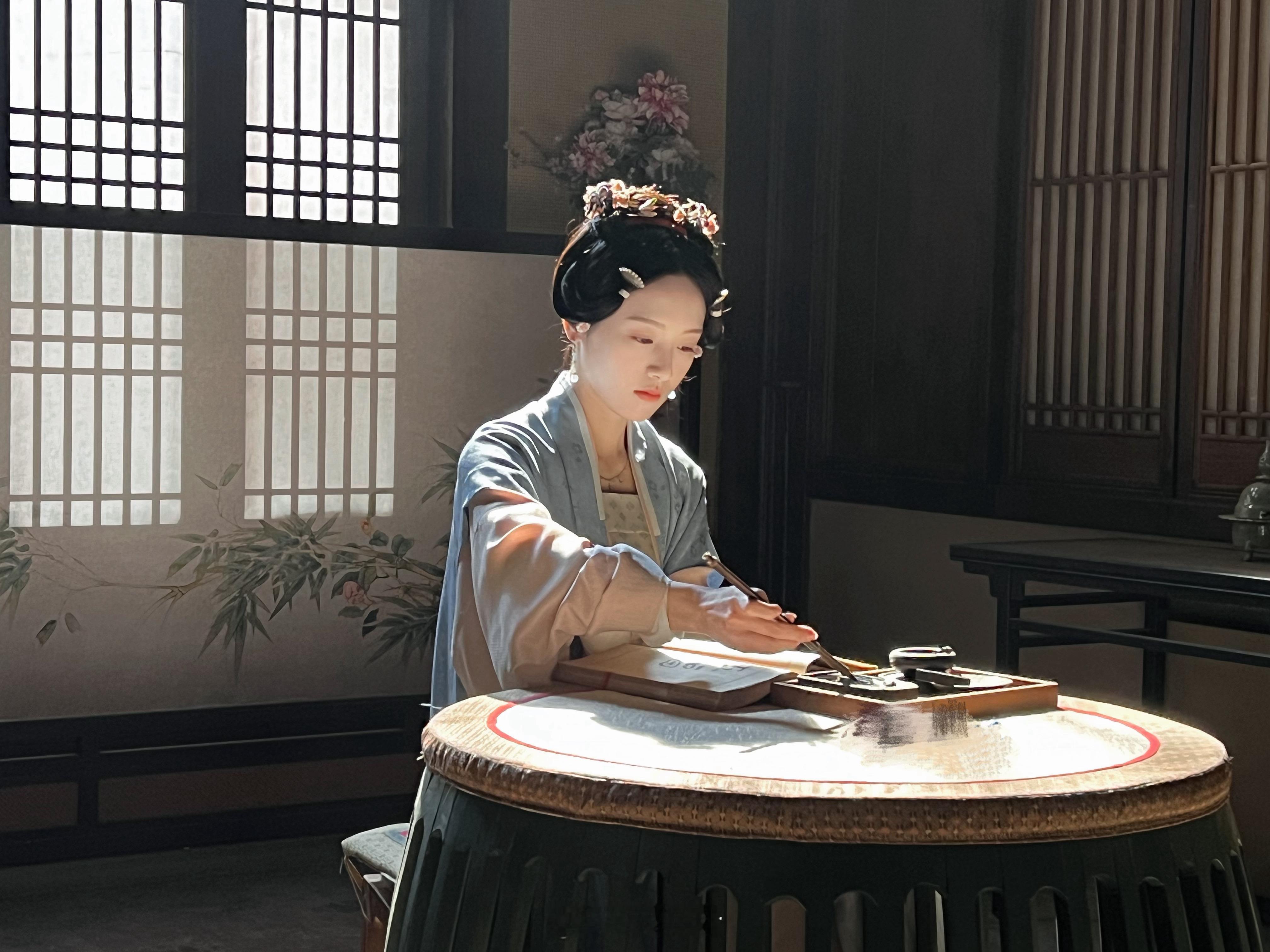 琼奴观察笔记  今天分享蓝色系的琼奴姐姐“看似会写，实则……” 