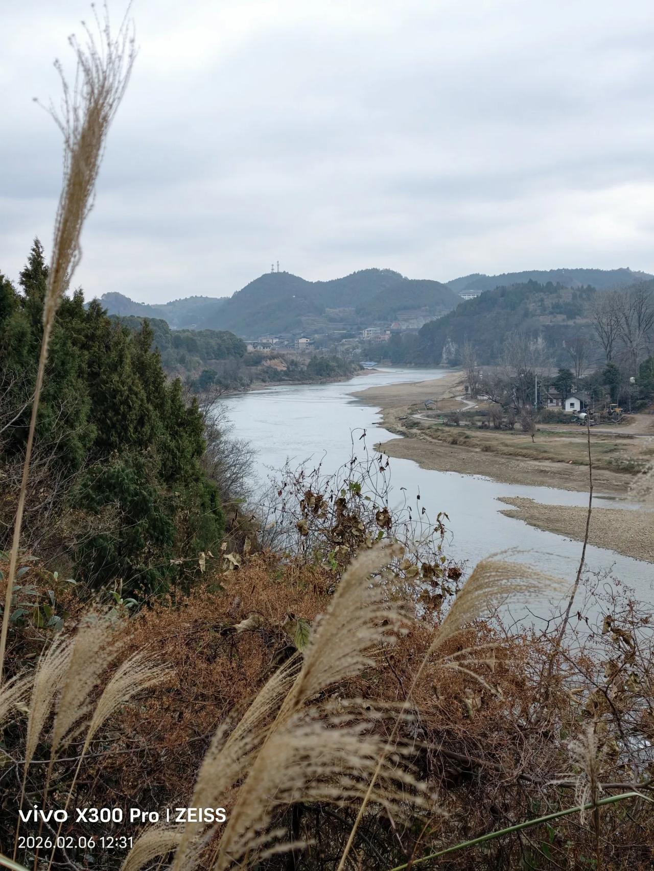 凯里市下司镇上游，静谧河岸，远山如黛，岁月静好。此处有国家皮划艇集训基地，王阳明