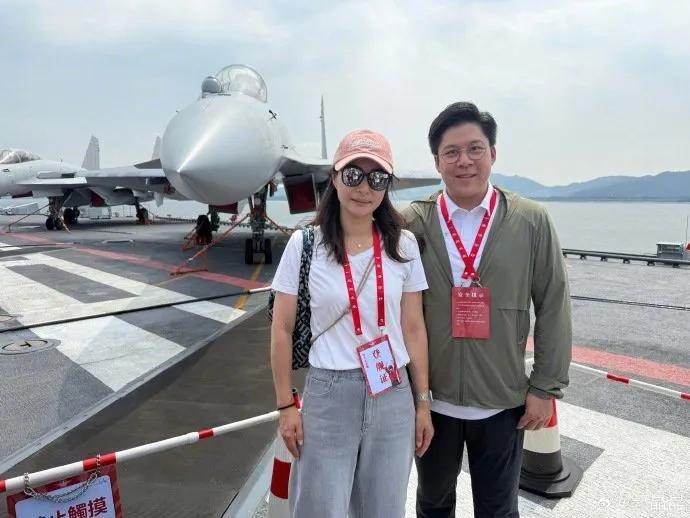 在此次山东号航空母舰驻泊维港期间，霍启刚郭晶晶夫妇登上了山东号航空母舰，一同登上
