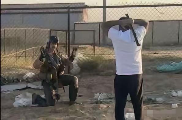 美国大兵不自觉的就举手投降了！
    美国人懂得中东国家的同仇敌忾。你看，昨天