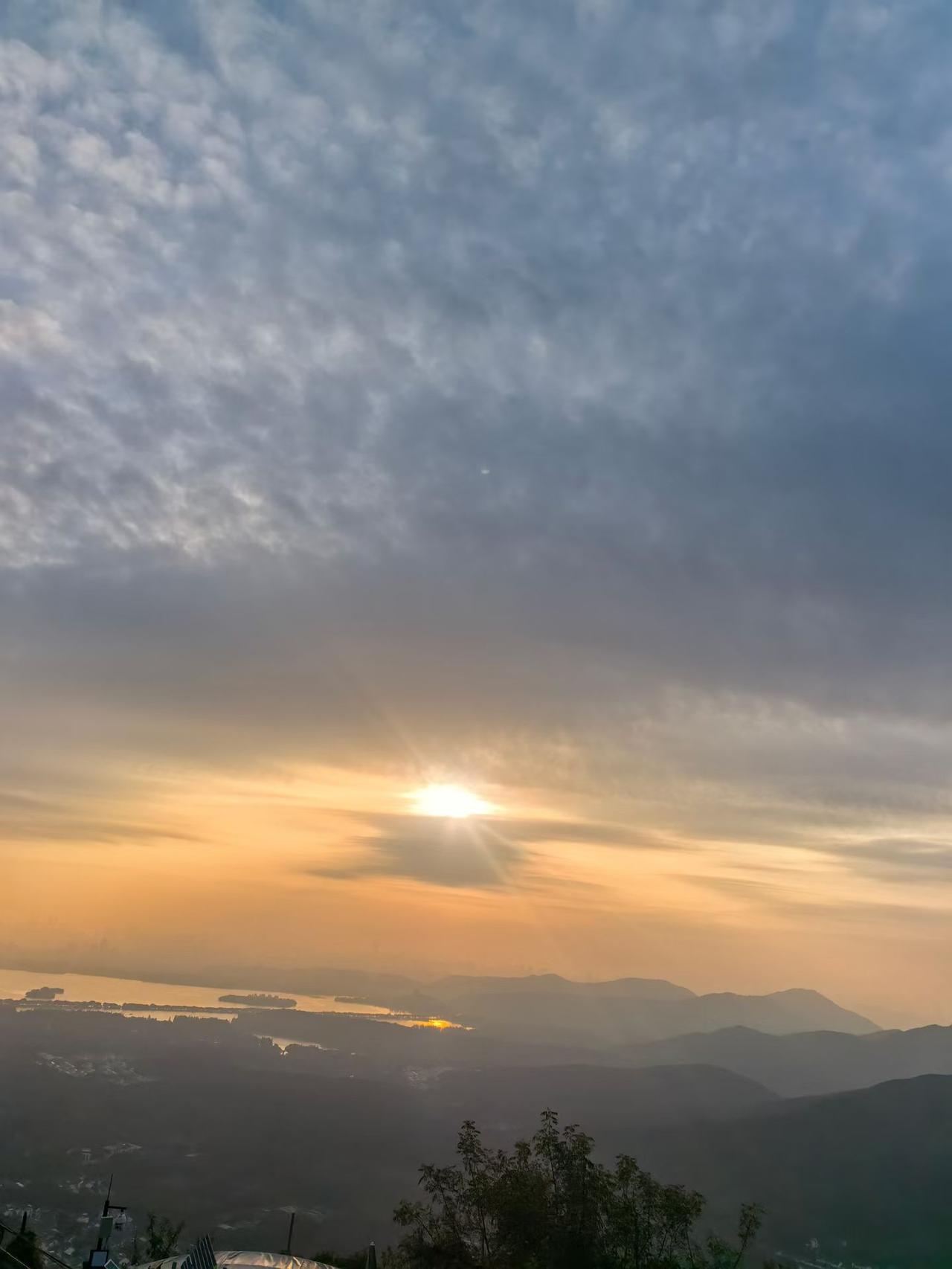 人生确实是强对比的过程，非常有道理从小就被比成绩，考得好欢天喜地，考差了垂头丧气