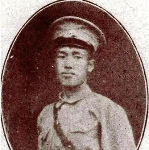1936年蒋介石外甥踩了警察局长情妇的脚，被连扇三耳光关进大牢，本想报出名号脱身