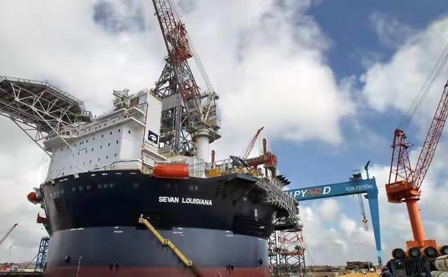 我们的造船业大而不强，虽造船数量位居世界第一，却仅能制造船壳。真正的核心技术——