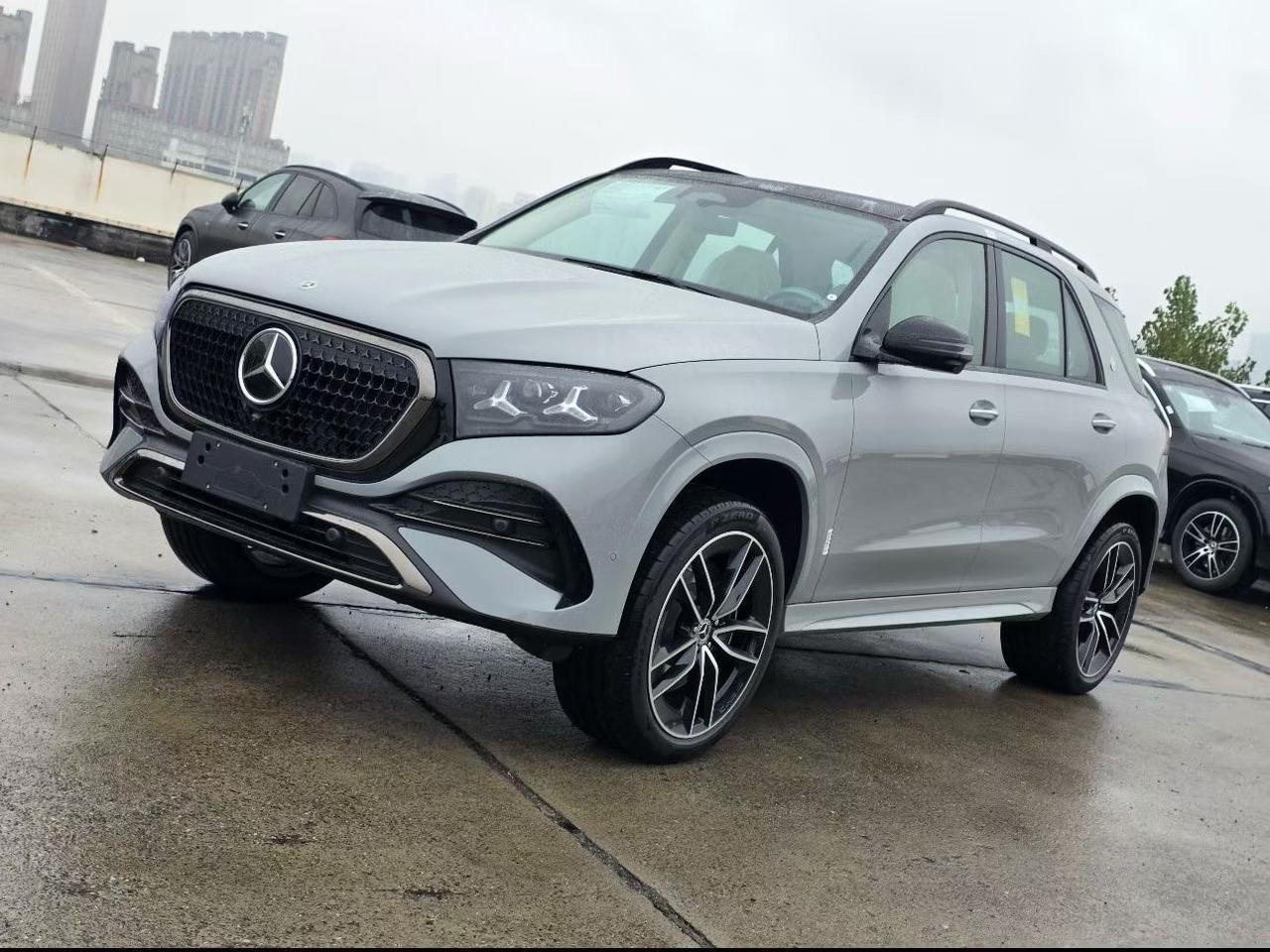GLE450L四驱140周年纪念版（2027款）
远峰灰专属车漆，玛奇朵米内饰