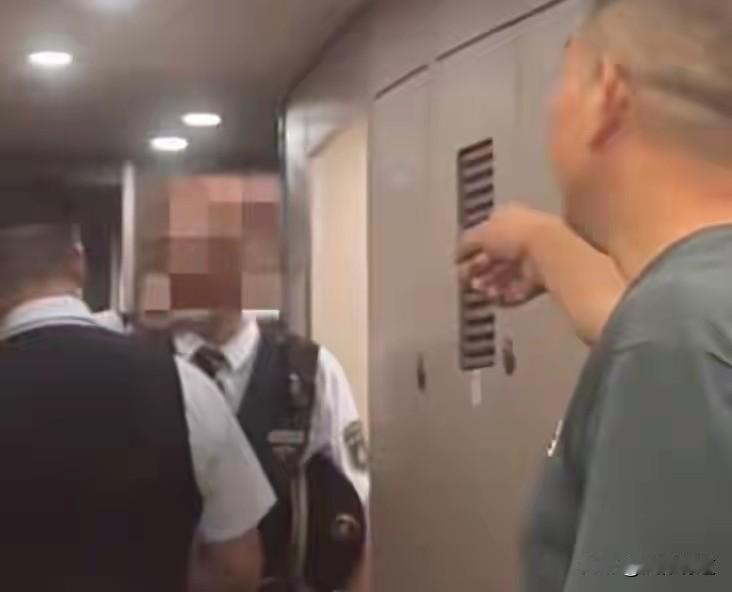 这不是本事，这是无知！男子逃票乘车被发现后，一分钟辱骂列车员14次，称“我进站那