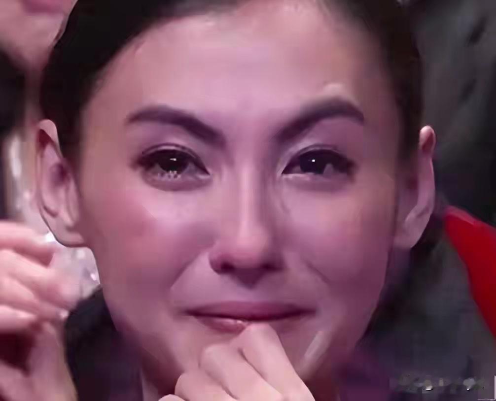 西安街头抓拍，谢霆锋王菲同款蝴蝶白T恤，一件衣服藏着25年情歌，背面蝴蝶印花设计
