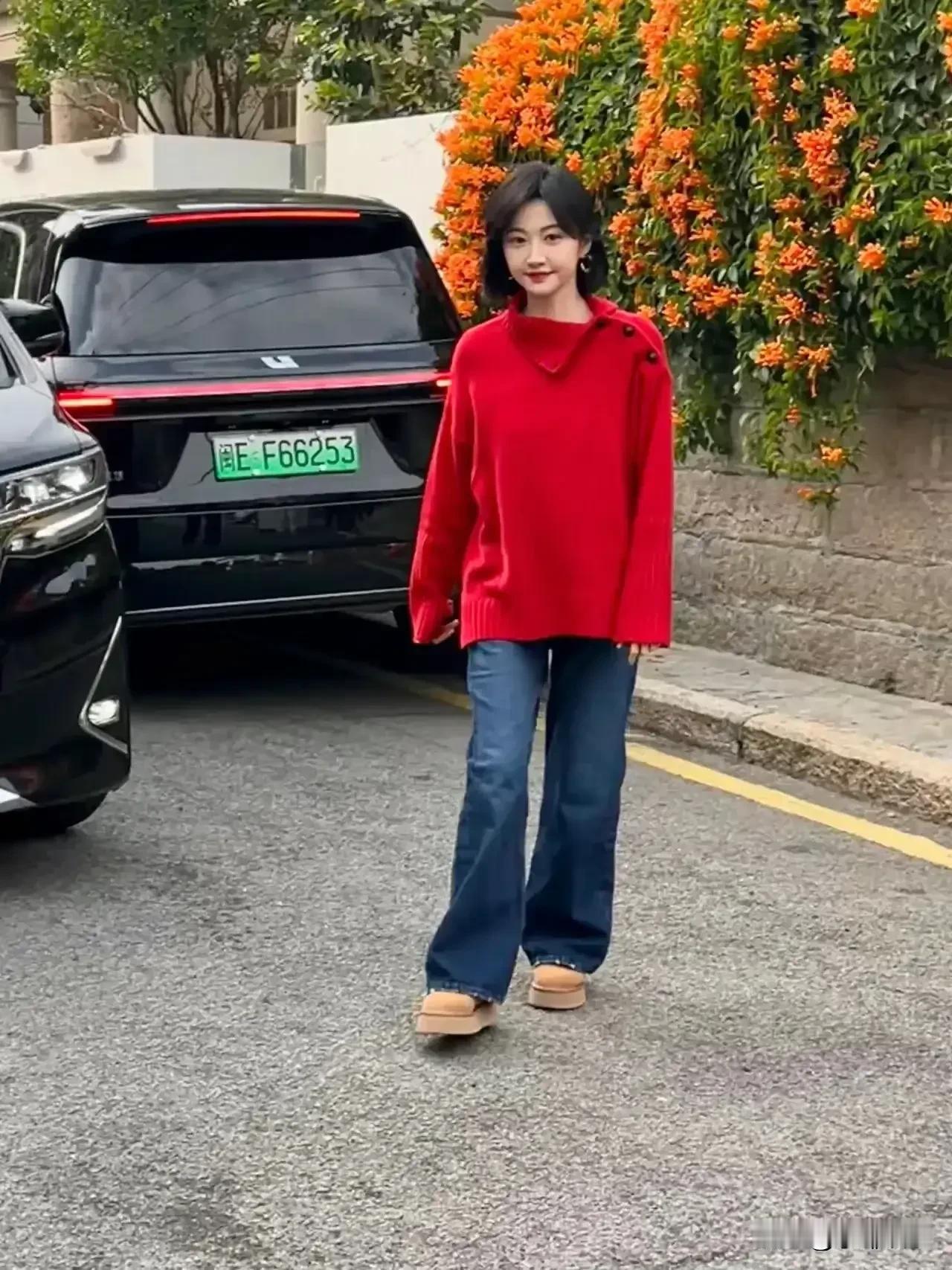 当我在厦门偶遇景甜时，我的眼睛简直不敢相信所见。她虽然个子不高，但身材纤瘦娇小，