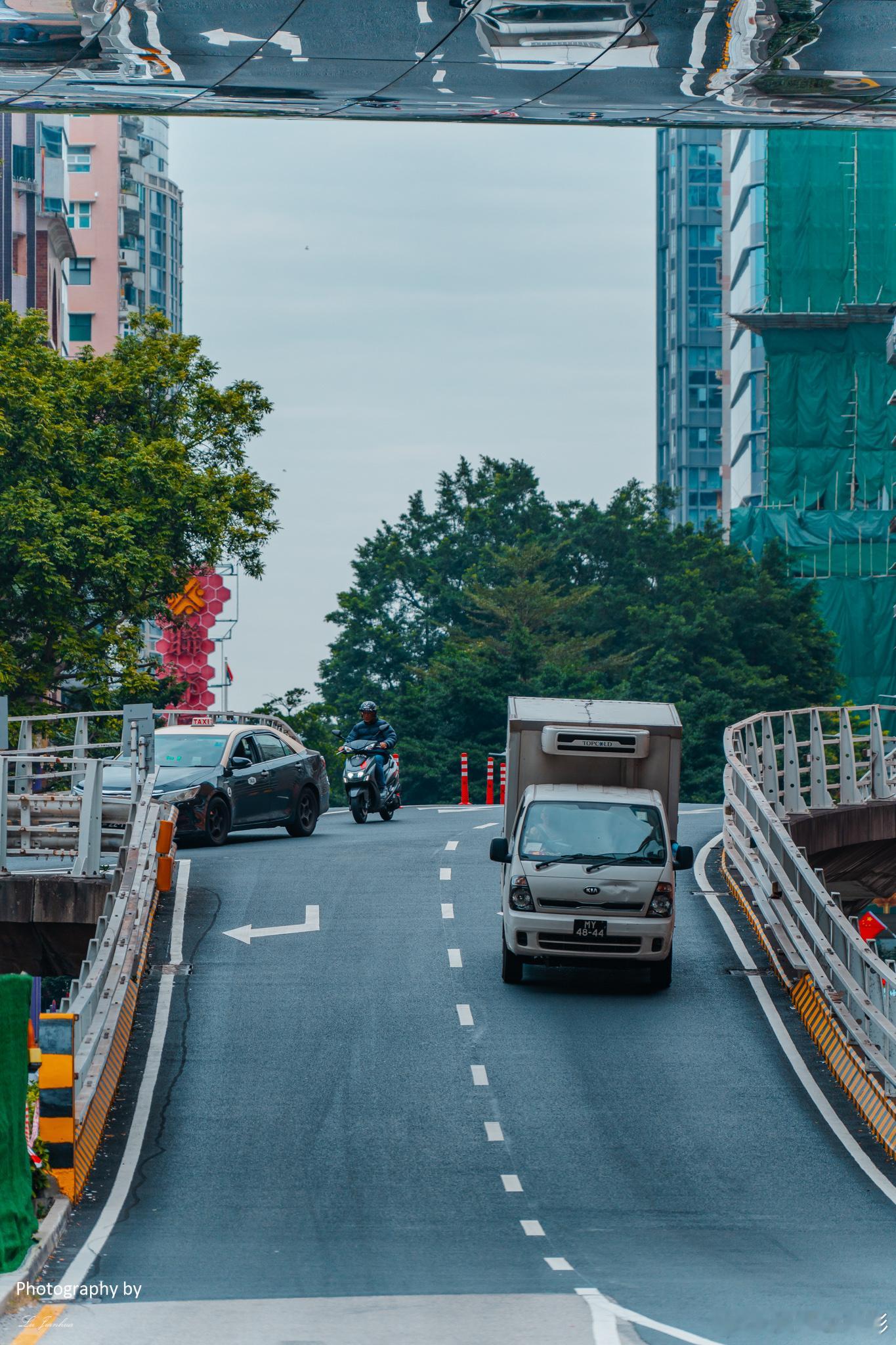 在澳门半岛漫步，街景随手拍。古老的建筑和现代的摩天大楼共存，形成了一幅独特的画卷