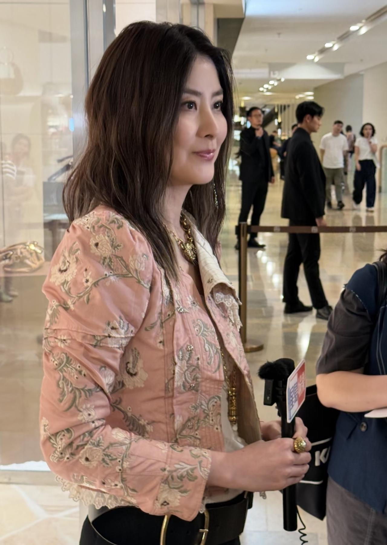 近日，陈慧琳在香港参加活动的画面，她身穿粉色短款小外套，真的好nice啊。

陈