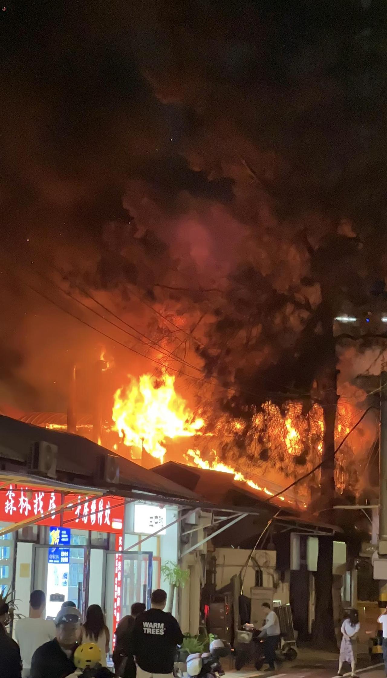 厦门厦禾路发生大火灾
火灾 刚厦门又发生一起大火灾了，天气干燥，不知道火灾原因，