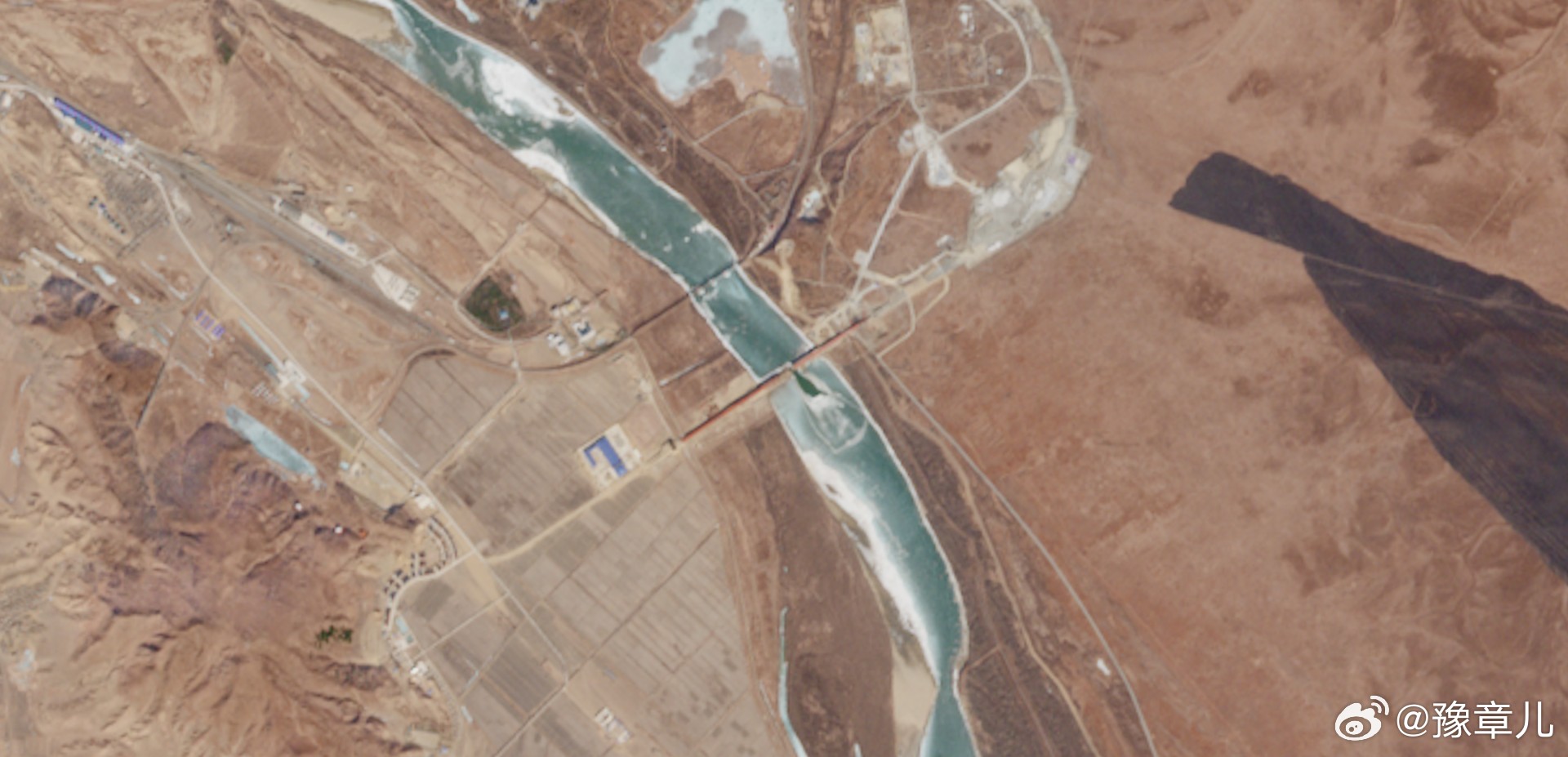 俄罗斯与朝鲜在图们江入海口建造的公路桥进展迅速，已经实现对接合拢。 