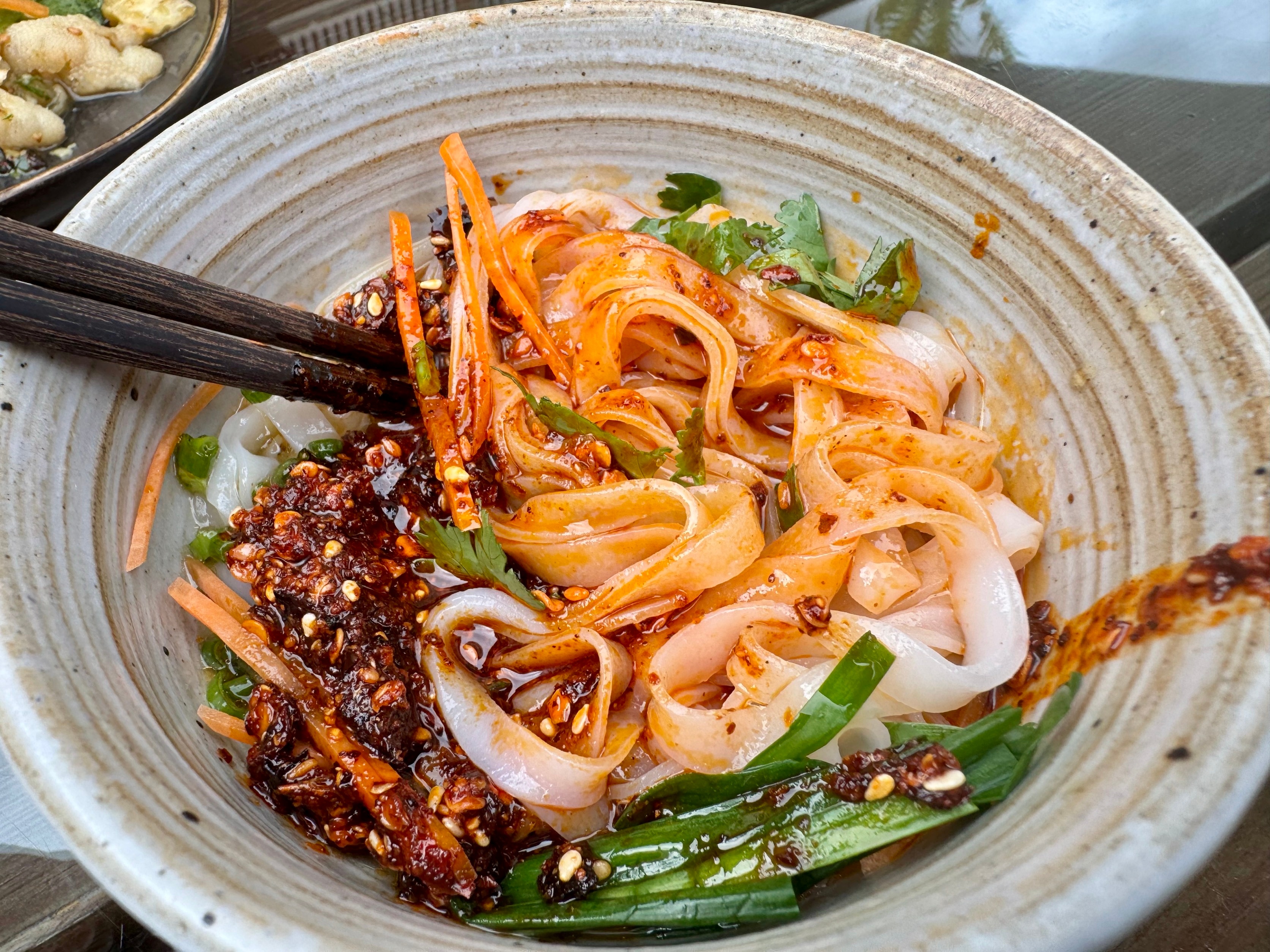 云南特色菜，牦牛肉做法非常顺滑，苹果醋酸甜米线非常惊艳。李楠说道[超话]李楠说道