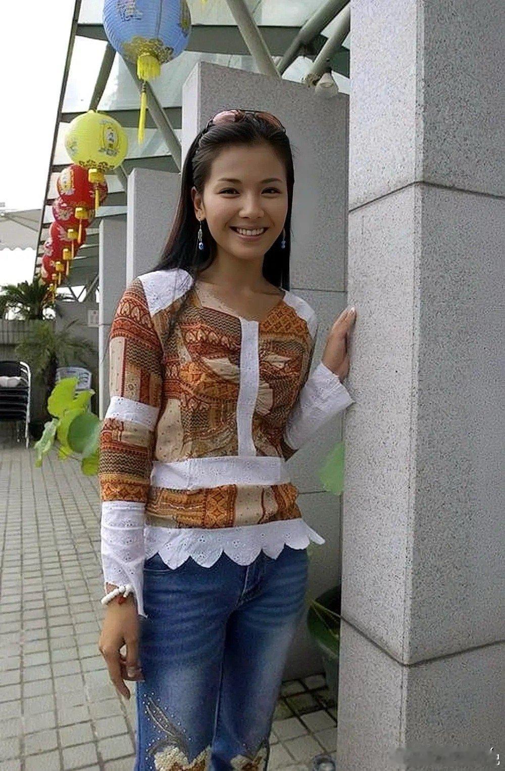 一位女演员二十年前的照片 