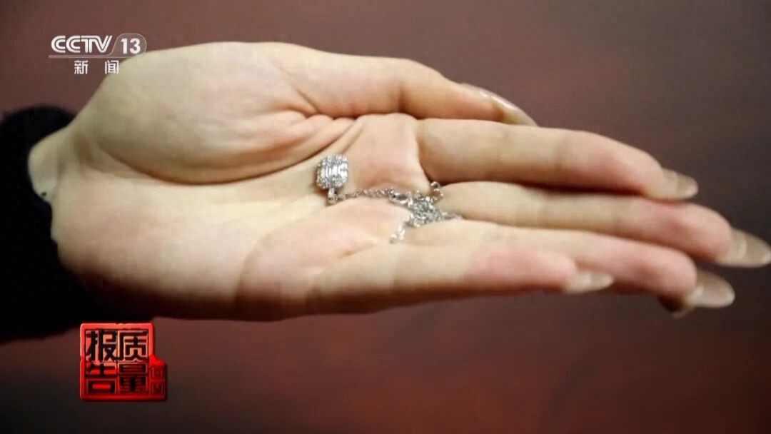 手机壳耳钉查出剧毒，铅镉超标千倍，你还在用吗？

央视刚刚曝光了一件事,这事让人