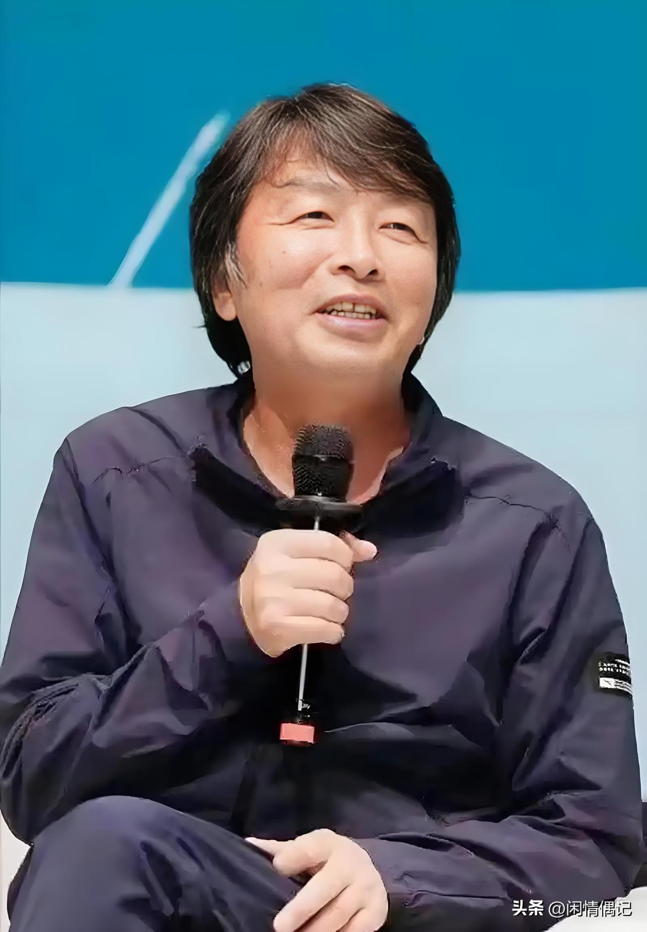 刘震云说：
别高估情分，别低估人性。
背后捅刀子的都是熟人。
相互利用叫社交，被