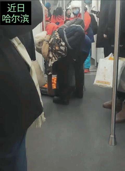 近日哈尔滨，广西游客真的是太热情了，来哈尔滨旅游，还带了一箱砂糖橘，就为了分享给