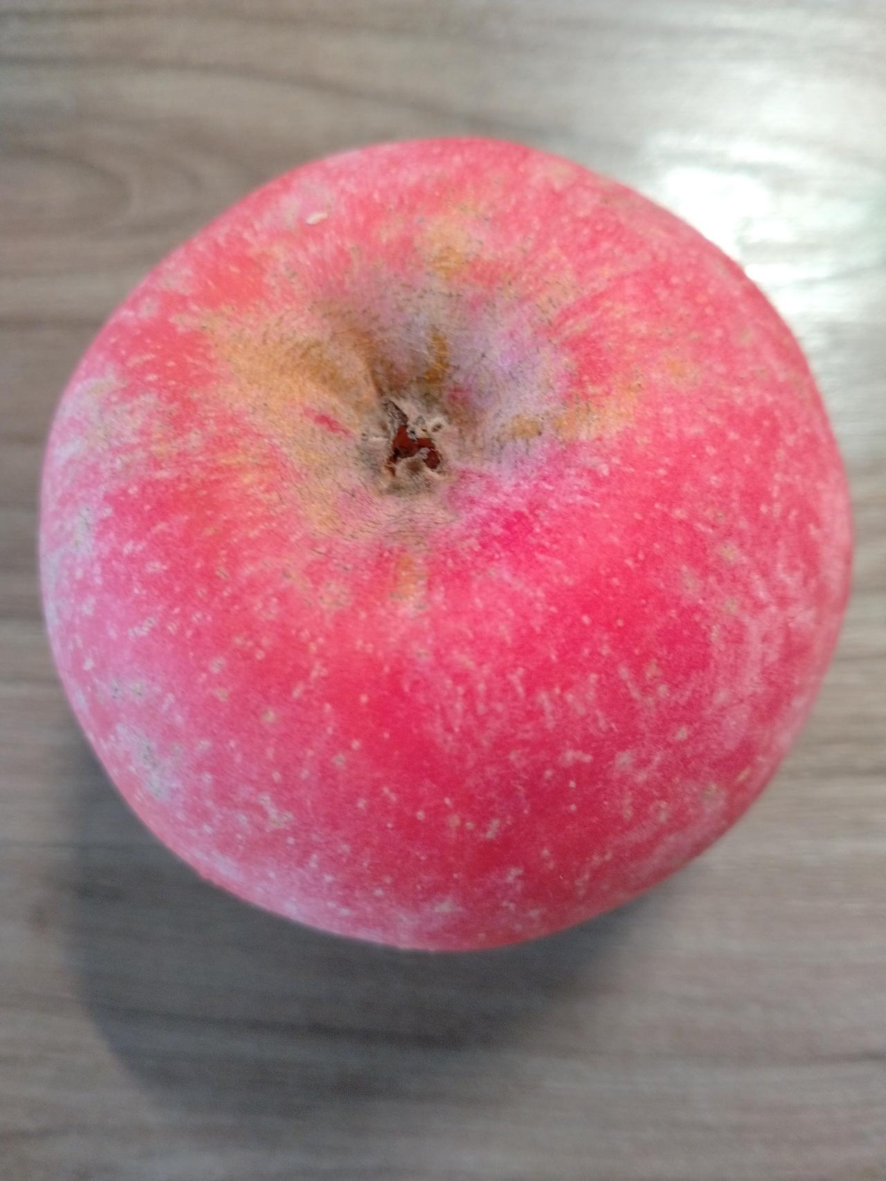 想晚年身体好，
你就天天吃个苹果，
喝碗小米粥，
嚼几颗花生仁，
啃根脆黄瓜，