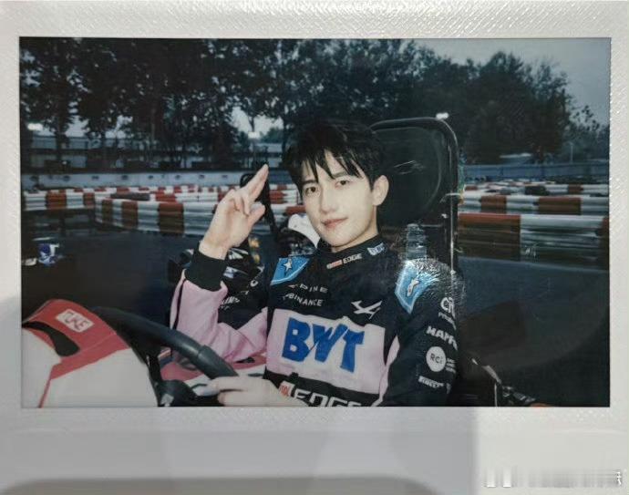 杨洋赛车服拍立得，实在太权威[流鼻血][流鼻血] ​​​