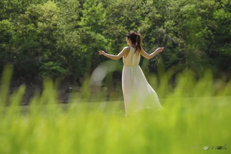 成年人的世界，离了谁都照常转。
人到中年，总是为家人、为孩子、为伴侣，焦虑不已。