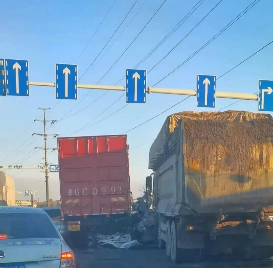 2025年12月12日上午，青岛市城阳区双元路鑫山石化加油站附近发生一起较为严重