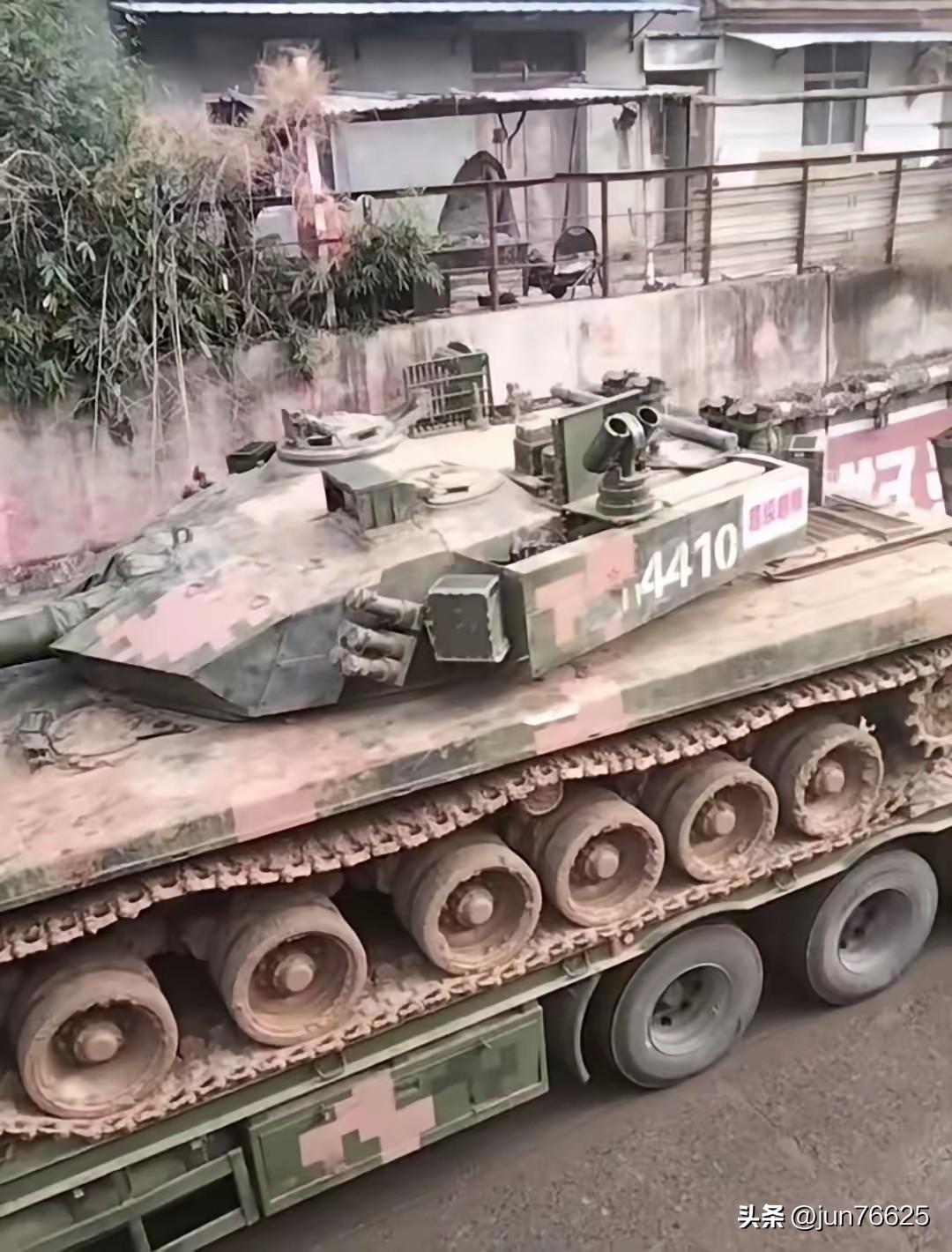 中国陆军的规模太大，想要用一款新坦克完成换装需要很长的时间！比如，我们装备99式