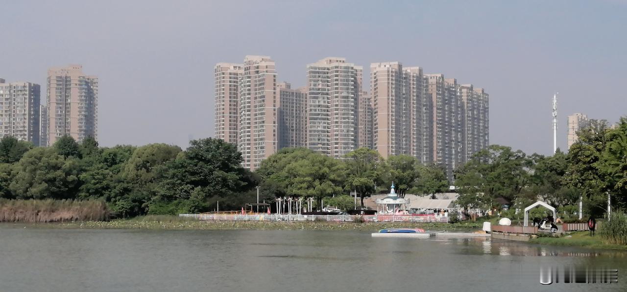 等李晓吃饭，等到天黑了，还不见她来，只好给她打电话，电话也没人接，有人说我们先吃