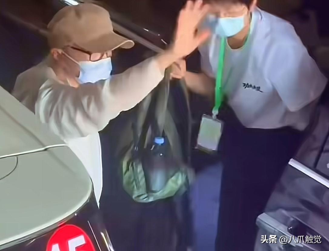 周星驰亲临东莞寮步这间有点破旧的电影院，陪星迷一起看功夫女足，星爷全程热情致意，