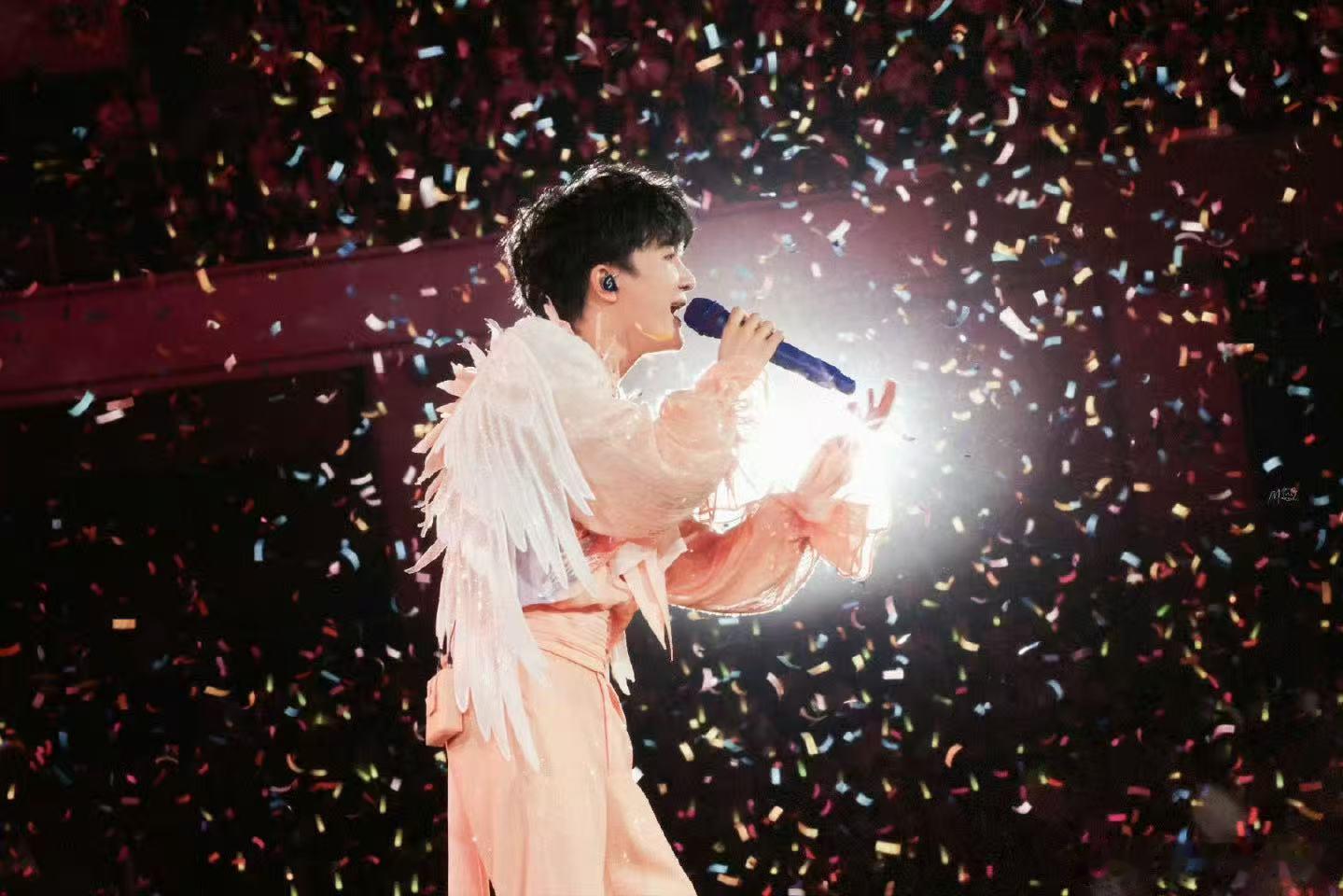 周深绝对不会让助理系鞋带的 B站永远22毕业歌会身处高光依旧谦卑自持，凡事不愿麻