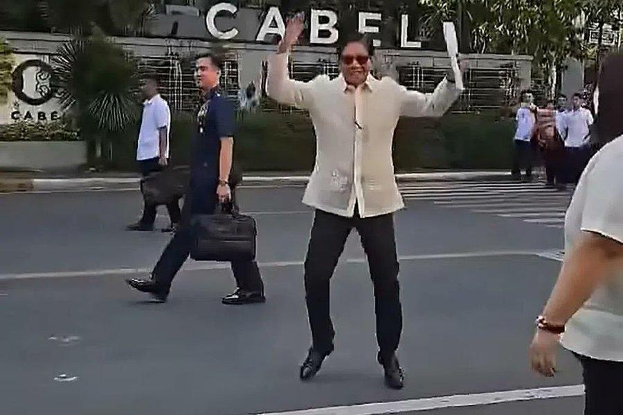 这年头在菲律宾当总统，不仅要会搞政治，还得练就一身“卖艺”的好本领。

为了证明